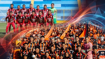 Imágen digital compuesta: equipo de fútbol con camiseta roja y negra, y otro con camiseta naranja y negra, con afición, mascota y efectos de luz.