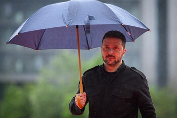El presidente de Ucrania, Volodymyr Zelenskiy, camina durante la sexta cumbre de la Comunidad Política Europea el 16 de mayo de 2025 en la plaza Skanderbeg en Tirana, Albania. León Neal/Pool vía REUTERS