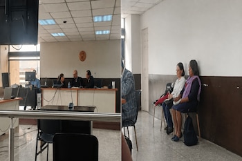 Fotografía compuesta de un escritorio con tres personas y micrófonos, y dos mujeres sentadas junto a la pared.