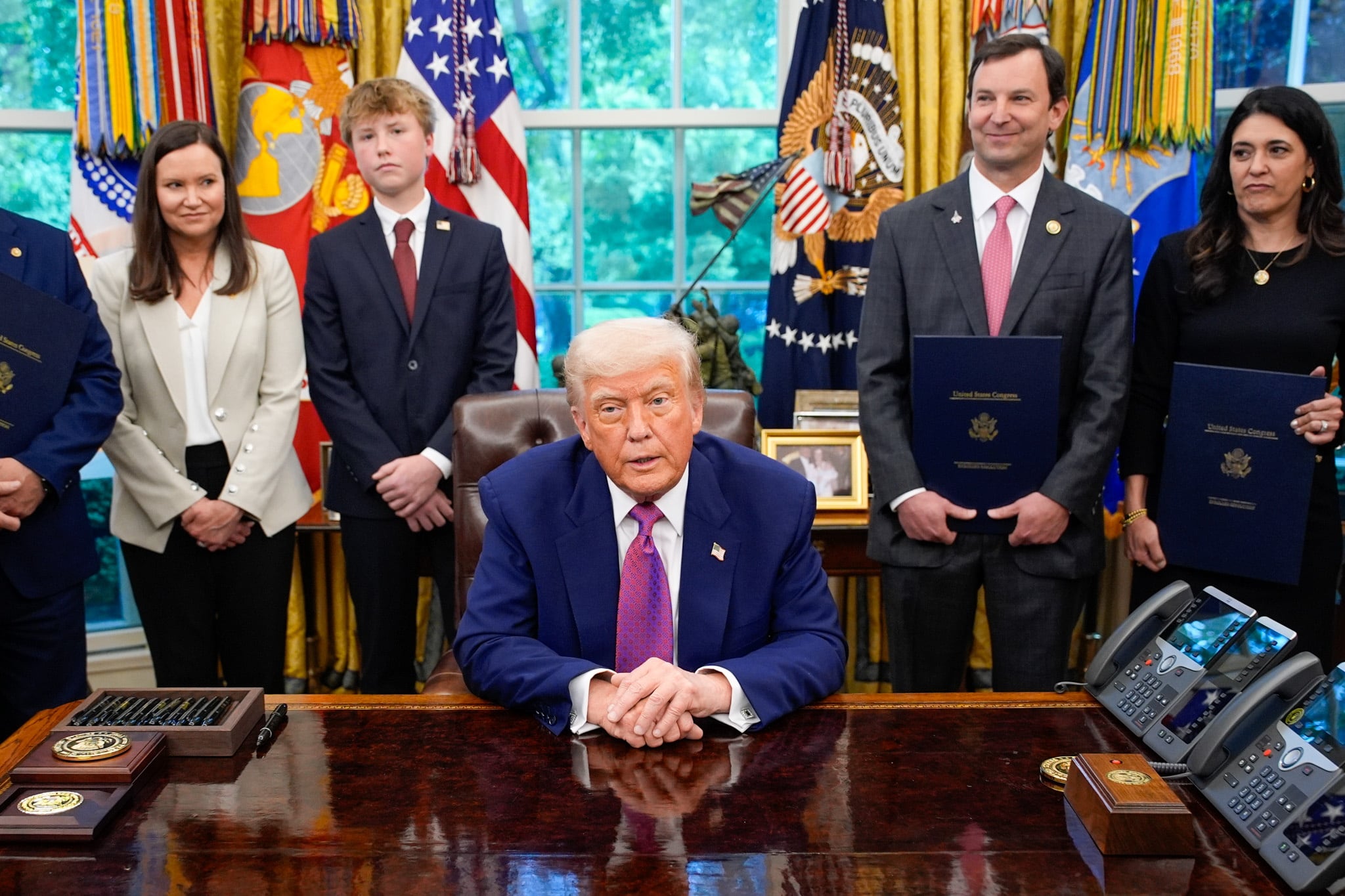 El presidente de EEUU, Donald Trump, habla ante la prensa en la Oficina Oval de la Casa Blanca en Washington DC (EFE/EPA/Yuri Gripas / POOL)