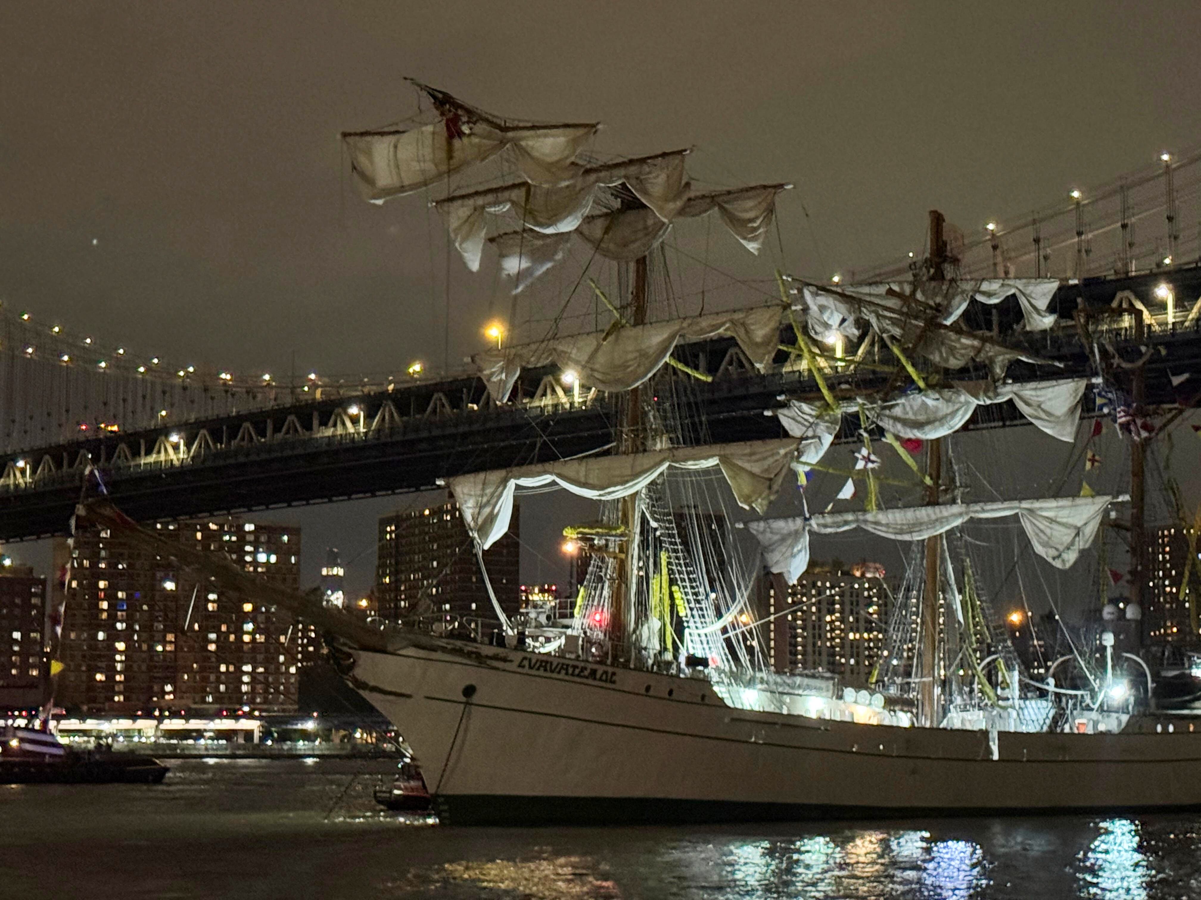 Este fue el momento del choque del Buque Cuauhtémoc de la Marina con el puente de Brooklyn en Nueva York - Infobae