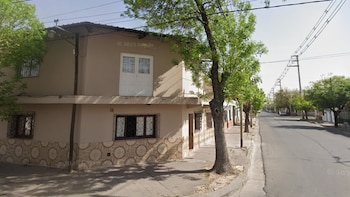 Un hombre con prisión domiciliaria se fugó, quiso tirarse al río para no ser detenido y agredió a un policía