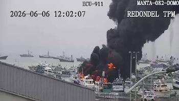 Un incendio calcina 35 embarcaciones pesqueras en el puerto ecuatoriano de Manta y deja dos heridos graves