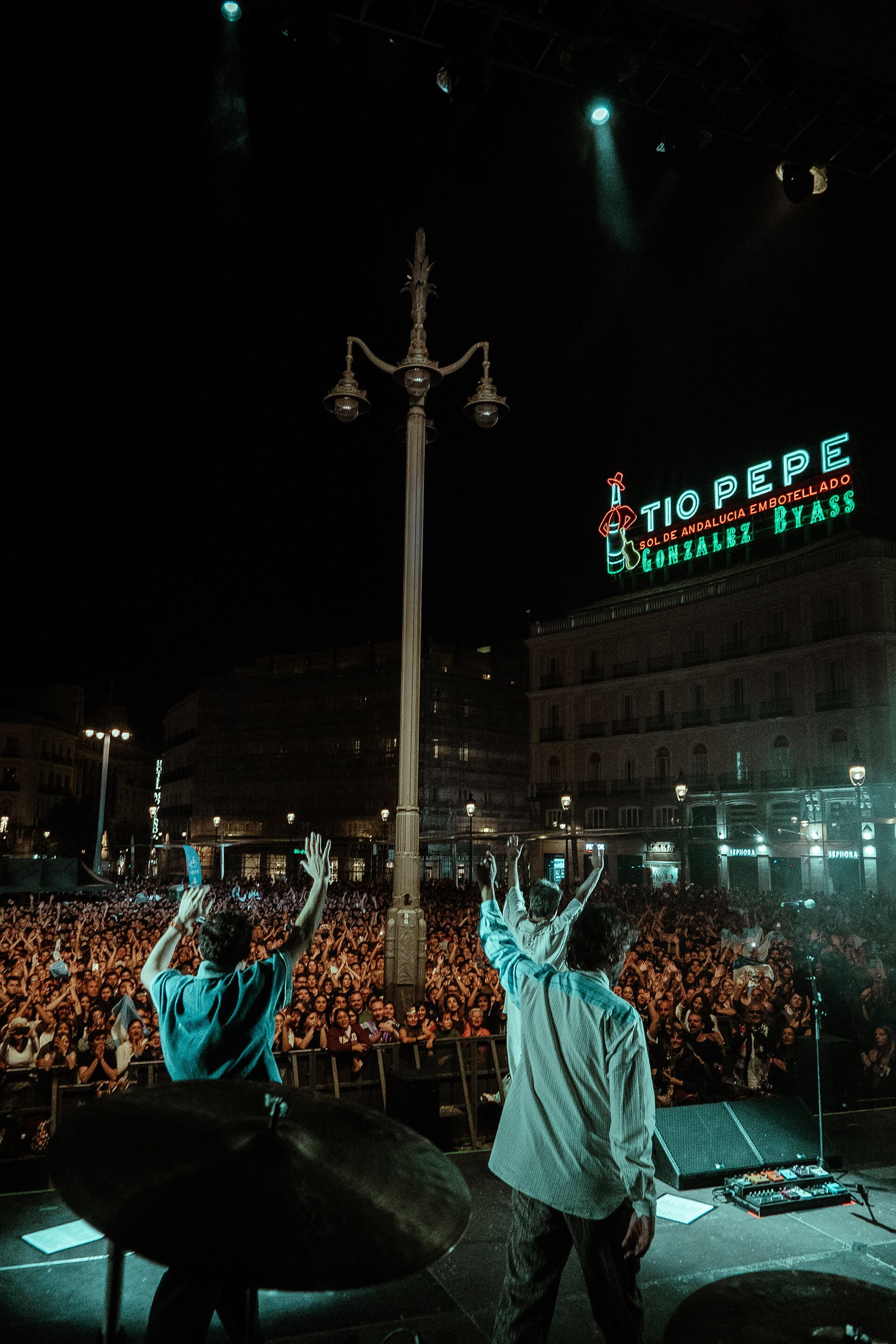 En la Puerta del Sol de Madrid, en ocasión de la Fiesta de la Hispanidad, Babasónicos tocó ante 25 mil personas (Crédito: @lonajulian)