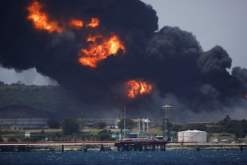 Tras la explosión de dos tanques de combustible en la ciudad de Matanzas, en el oeste de Cuba, el gobierno mexicano envió ayuda humanitaria (REUTERS/Alexandre Meneghini/File Photo)