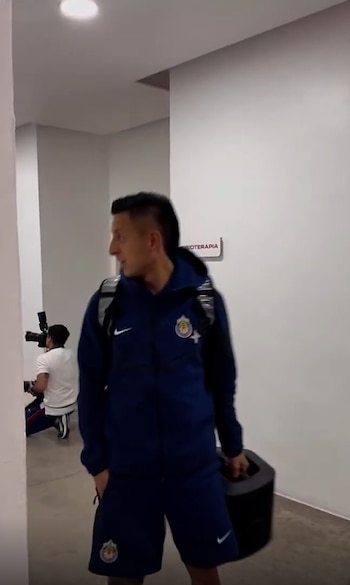 Alvarado llegó con su tradicional bocina (captura de pantalla)