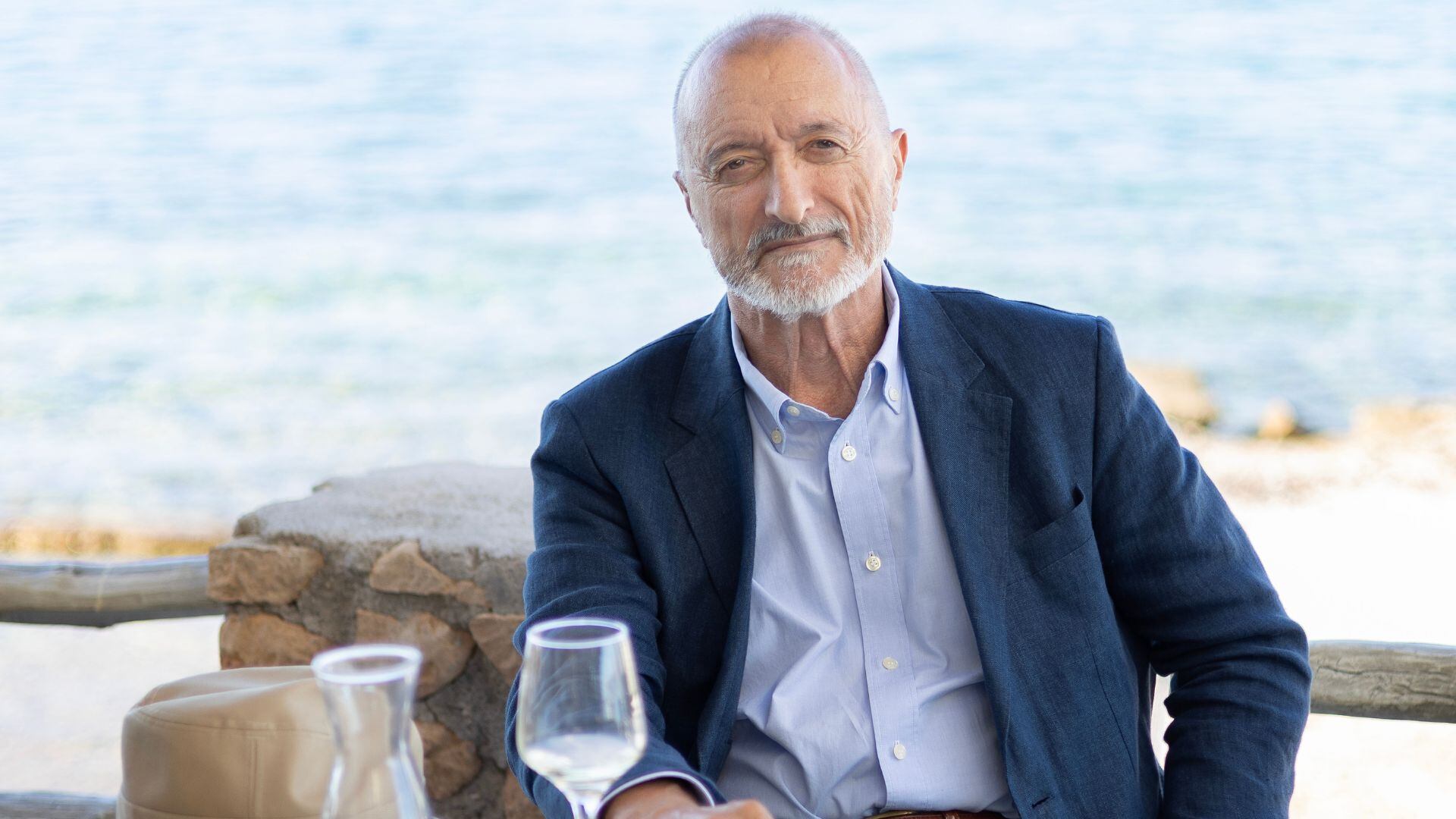 “Cumplir año está sobrevalorado”: Pérez Reverte llegó a los 74 y abrió otra polémica