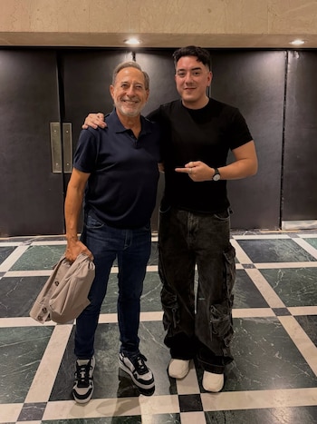 Iván Ramírez imitó a Guillermo Francella delante de él