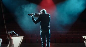 Engin Altan Düzyatan interpreta a