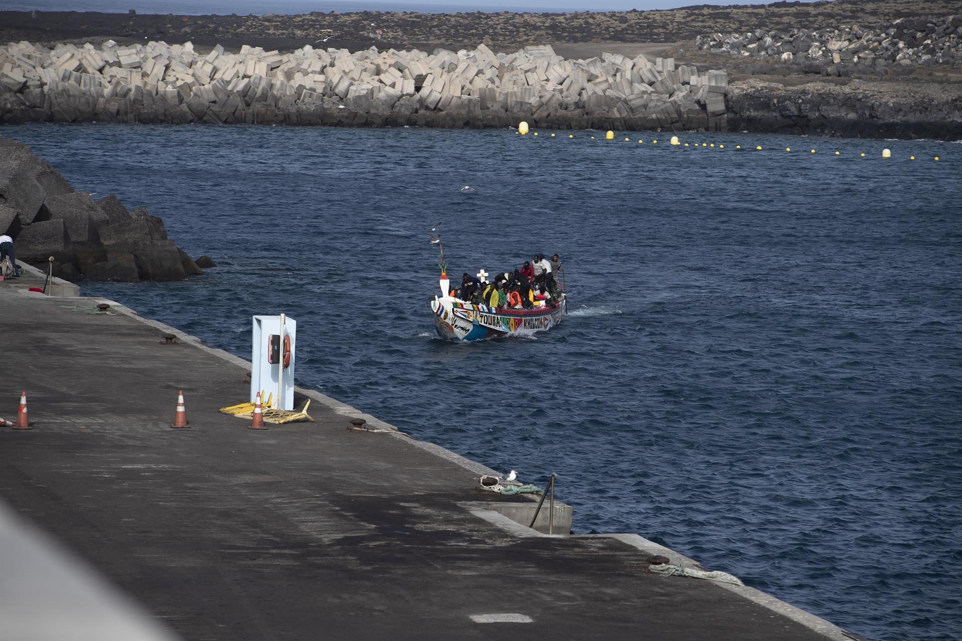 Llegan a El Hierro 144 migrantes a bordo de un cayuco, el primero que registra Salvamento Marítimo en 2026