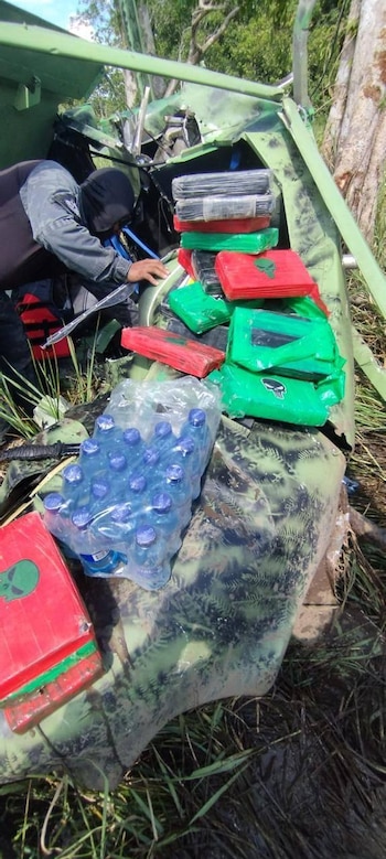 La Policía de Control de Drogas, el Servicio Nacional de Guardacostas y la Fuerza Pública aseguraron la zona y las evidencias tras la fuga de los tripulantes. (Cortesía: Ministerio de Seguridad Pública)