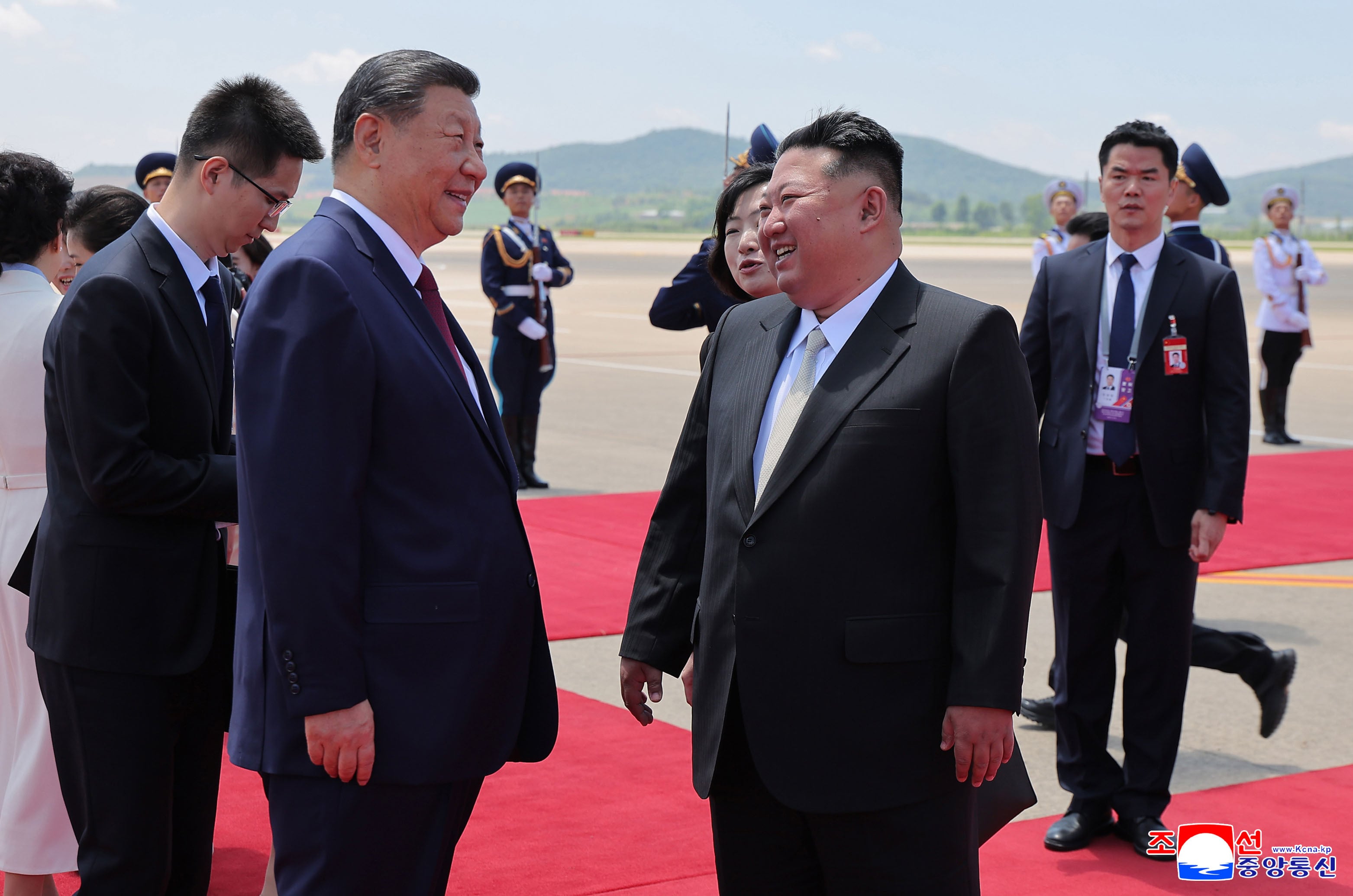 Kim Jong Un recibe a Xi Jinping a su llegada al aeropuerto de Pionyang (8 de junio de 2026). (ACNC/Korea News Service vía AP)