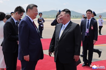 Kim Jong Un recibe a Xi Jinping a su llegada al aeropuerto de Pionyang (8 de junio de 2026). (ACNC/Korea News Service vía AP)
