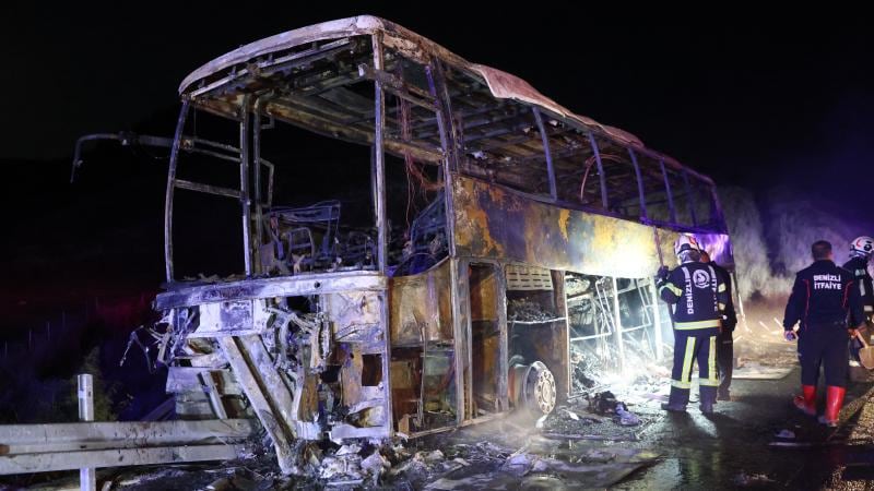 Vista del autobús calcinado de la empresa Pamukkale Tourism tras el choque e incendio ocurrido en la autopista Denizli-Aydın, en el oeste de Turquía, que dejó ocho muertos y 33 heridos. (TRT Haber)