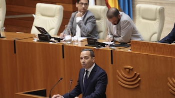 Fernández (Vox) defiende que la prioridad nacional "no es racismo" y "no es ilegal", sino que "es realismo"