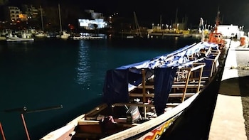 Salvamento acompaña a un cayuco con 136 migrantes, entre ellos siete niños, próximo a La Restinga (El Hierro)