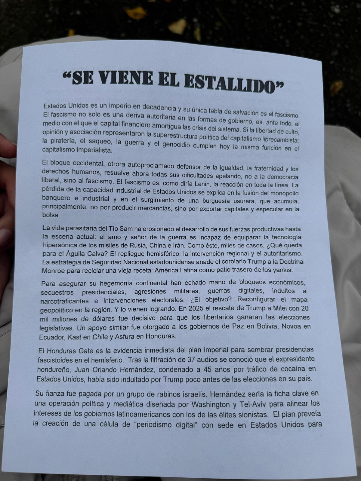 El material distribuido incluyó consignas políticas y críticas a la influencia de Estados Unidos en América Latina, además de llamados a coordinar acciones, rechazar la presencia de paramilitares y apoyar a Cuba y Palestina - crédito @AndresGuryRod / X