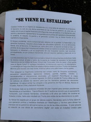El material distribuido incluyó consignas políticas y críticas a la influencia de Estados Unidos en América Latina, además de llamados a coordinar acciones, rechazar la presencia de paramilitares y apoyar a Cuba y Palestina - crédito @AndresGuryRod / X