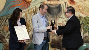 Juan Villoro recibió el premio Carlos Fuentes y lanzó una advertencia: la izquierda que persigue a sus críticos, el peligro de la ultraderecha y el legado de un maestro