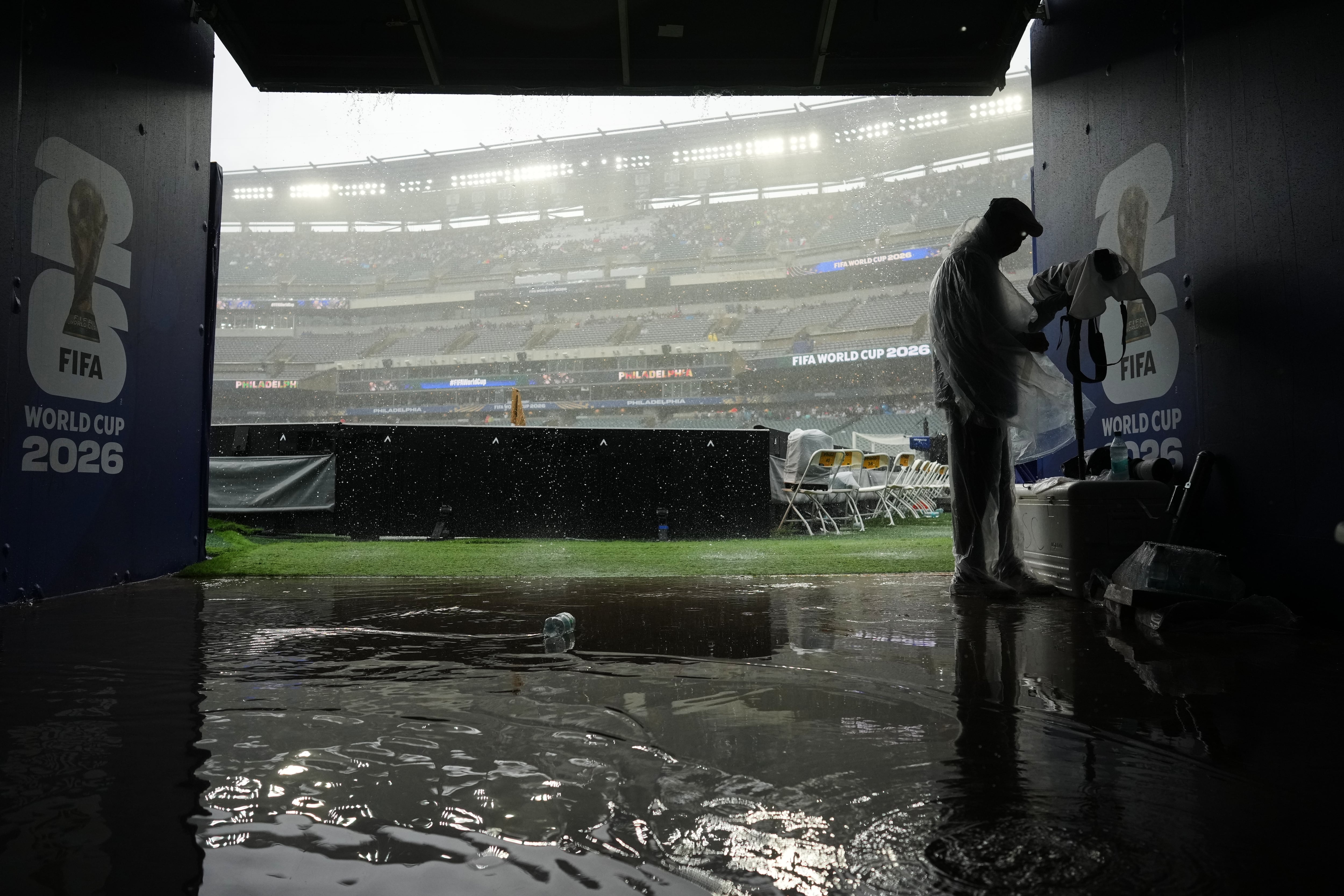 La suspensión temporal quedó sujeta a la evolución del clima y a la evaluación conjunta de la FIFA y las autoridades estadounidenses (AP Foto/Petr David Josek)