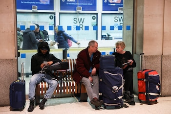 Viajeros esperan los trenes en