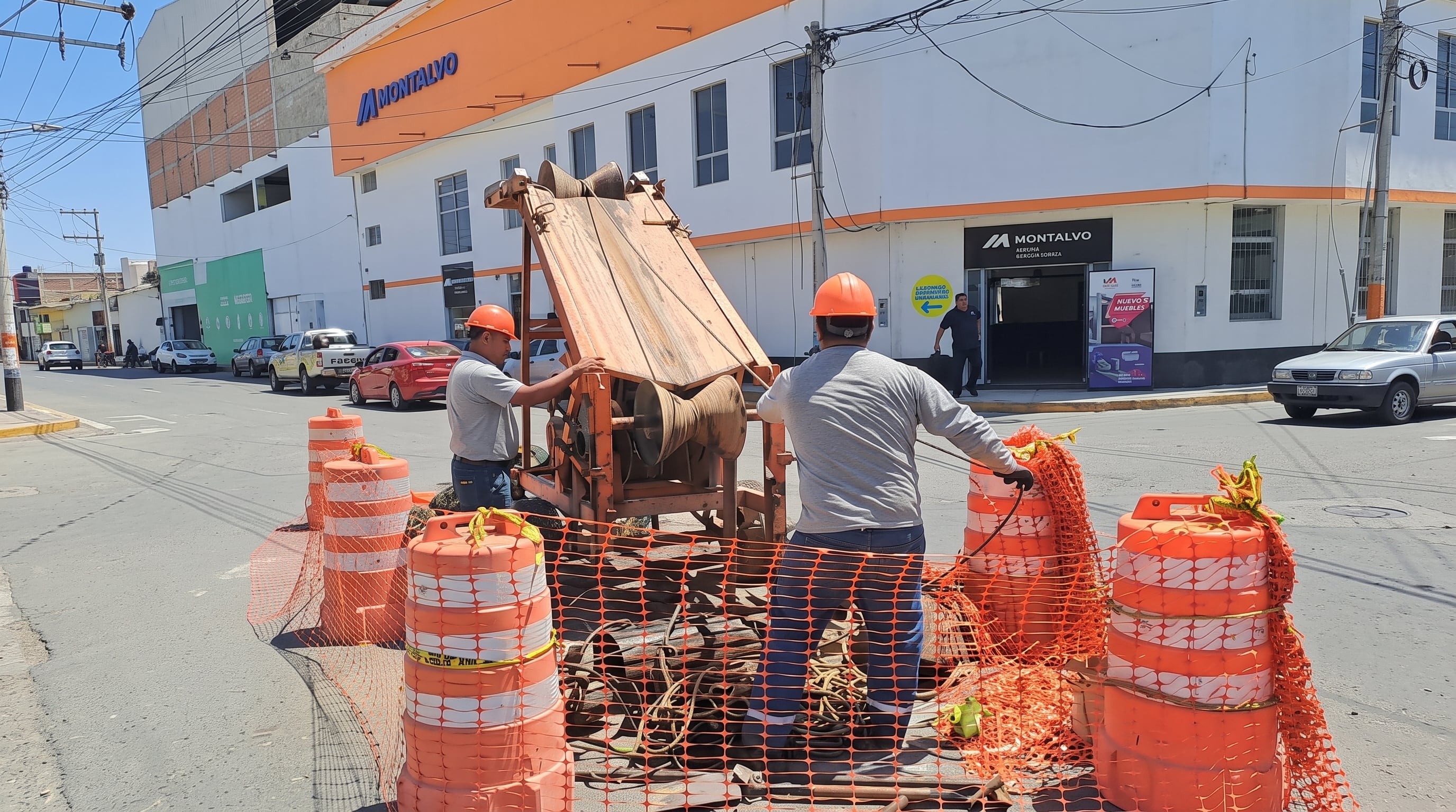 Trabajadores de la empresa EPSEL realizan trabajos de mantenimiento en la red de alcantarillado de Chiclayo para prevenir desbordes ante el fenómeno El Niño. (Agencia Andina)
