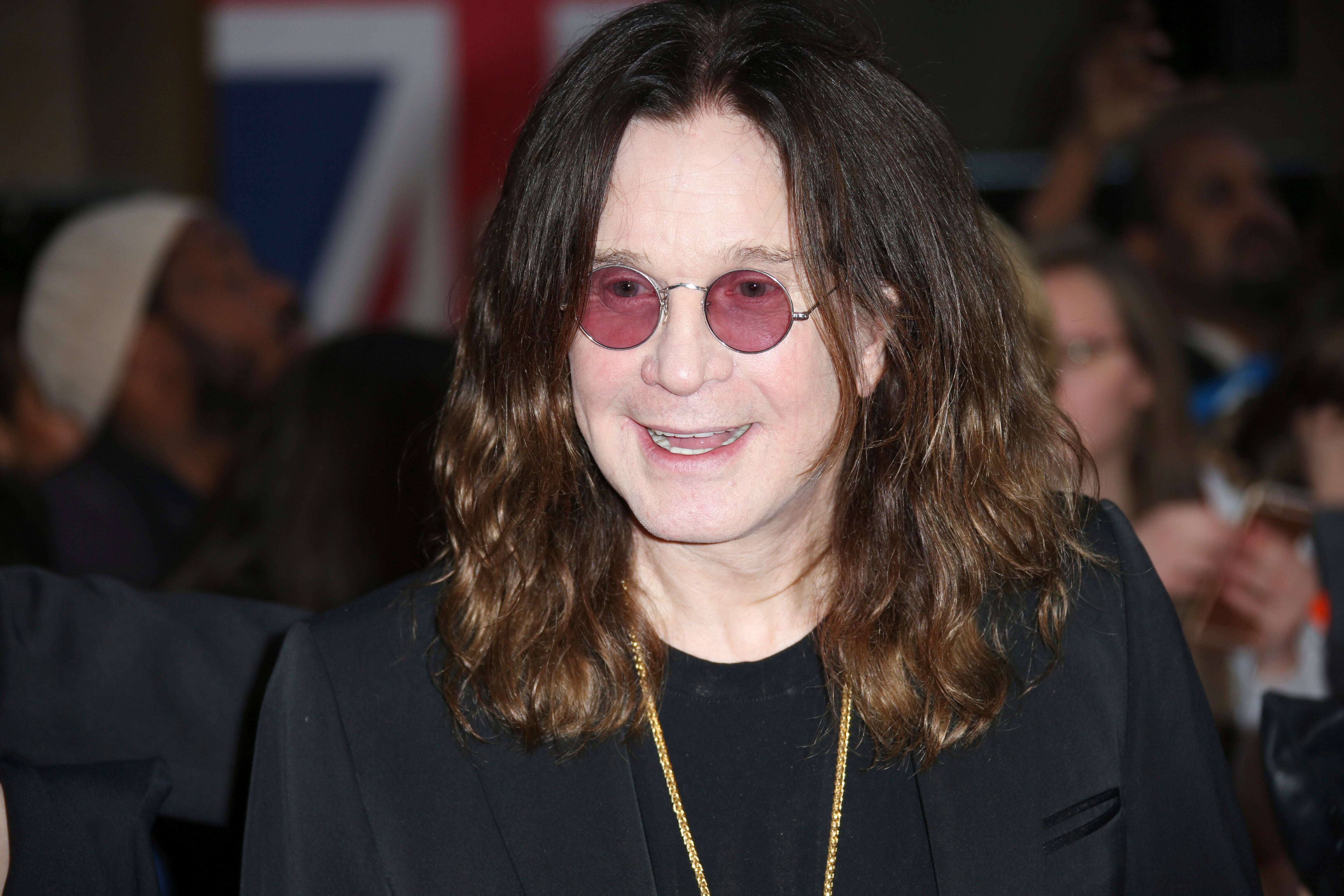 Un incidente con una botella adulterada provocó que Ozzy Osbourne vomitara, mostrando el impacto inmediato de las medidas extremas(Foto por Joel Ryan/Invision/AP, Archivo)