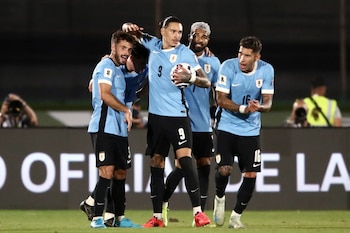 Jugadores de Uruguay celebrando el empate, luego del autogol de Dávinson Sánchez - crédito Mariana Greif/REUTERS