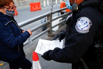 La mayoría conservadora sostuvo que un migrante detenido en territorio mexicano frente a un puesto fronterizo no ha llegado a Estados Unidos y no puede pedir asilo (REUTERS/Jose Luis Gonzalez)