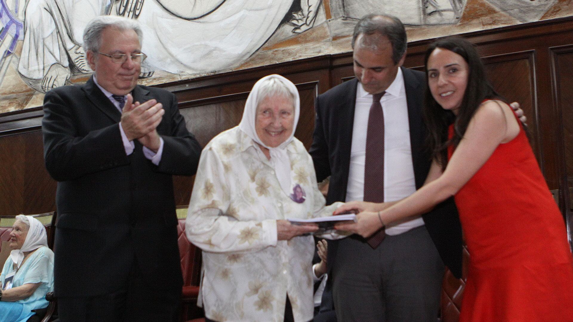 Vera Jarach, durante una ceremonia de entrega de legajos de estudiantes desaparecidos en dictadura durante 2018, junto al entonces rector de la UBA, Alberto Barbieri