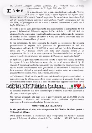 Página de un documento legal en italiano con el texto superpuesto 'Gracias a la Justicia Italiana', una bandera de Italia, un corazón rojo y manos en oración