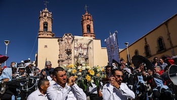 Miles de peregrinos visitan al