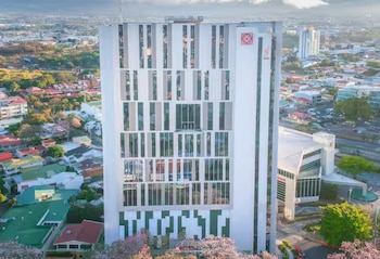 Los fraudes están vinculados principalmente a la organización de eventos sociales y corporativos en hoteles reconocidos de la capital costarricense. Cortesía: Hilton Garden Inn