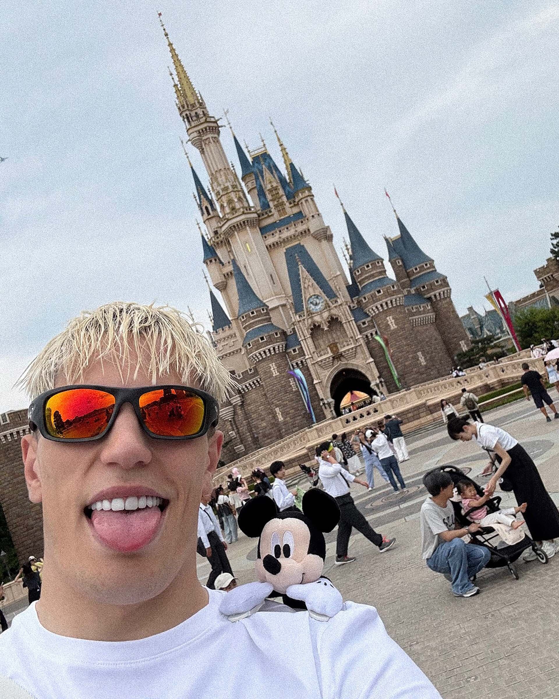 Garnacho visitó el complejo de Disneylandia en Tokio (Crédito: @garnacho7)