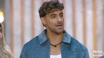 Primer plano de Austin Palao con cabello rizado, chaqueta azul, aretes y cadenas, junto al perfil de Flavia Laos en la izquierda