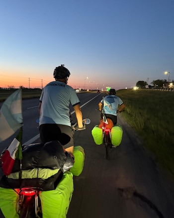 La expedición nació por iniciativa de Miguel Silio, quien ya había llegado en bicicleta a Rusia 2018 y Qatar 2022 desde Madrid, según 3200. Instagram:
@enbiciandoalmundo