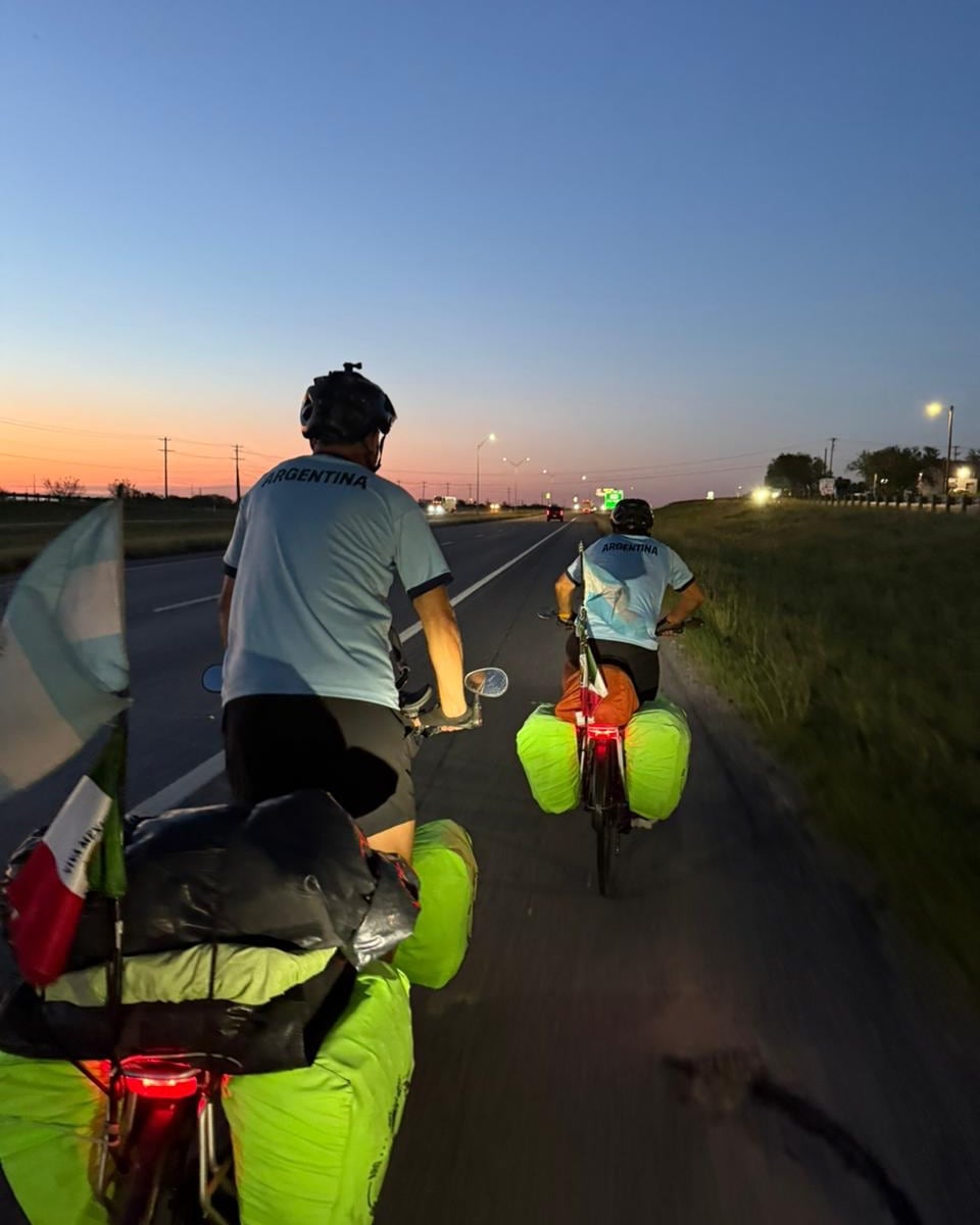 La expedición nació por iniciativa de Miguel Silio, quien ya había llegado en bicicleta a Rusia 2018 y Qatar 2022 desde Madrid, según 3200. Instagram:
@enbiciandoalmundo