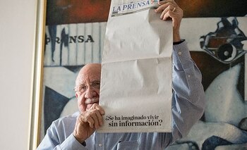 El director de La Prensa, Jaime Chamorro Cardenal, muestra la portada vacía del diario, un llamado desesperado ante su posible desaparición como impreso. (Cortesía La Prensa)