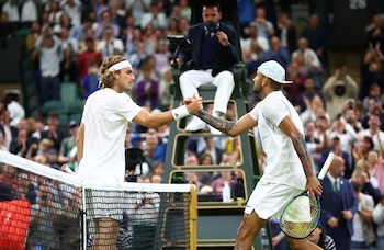 Tsitsipas y Kyrgios protagonizaron un partido con tensión en Wimbledon 2022, que dejó acusaciones públicas del griego contra su rival (REUTERS/Hannah Mckay/File Photo)