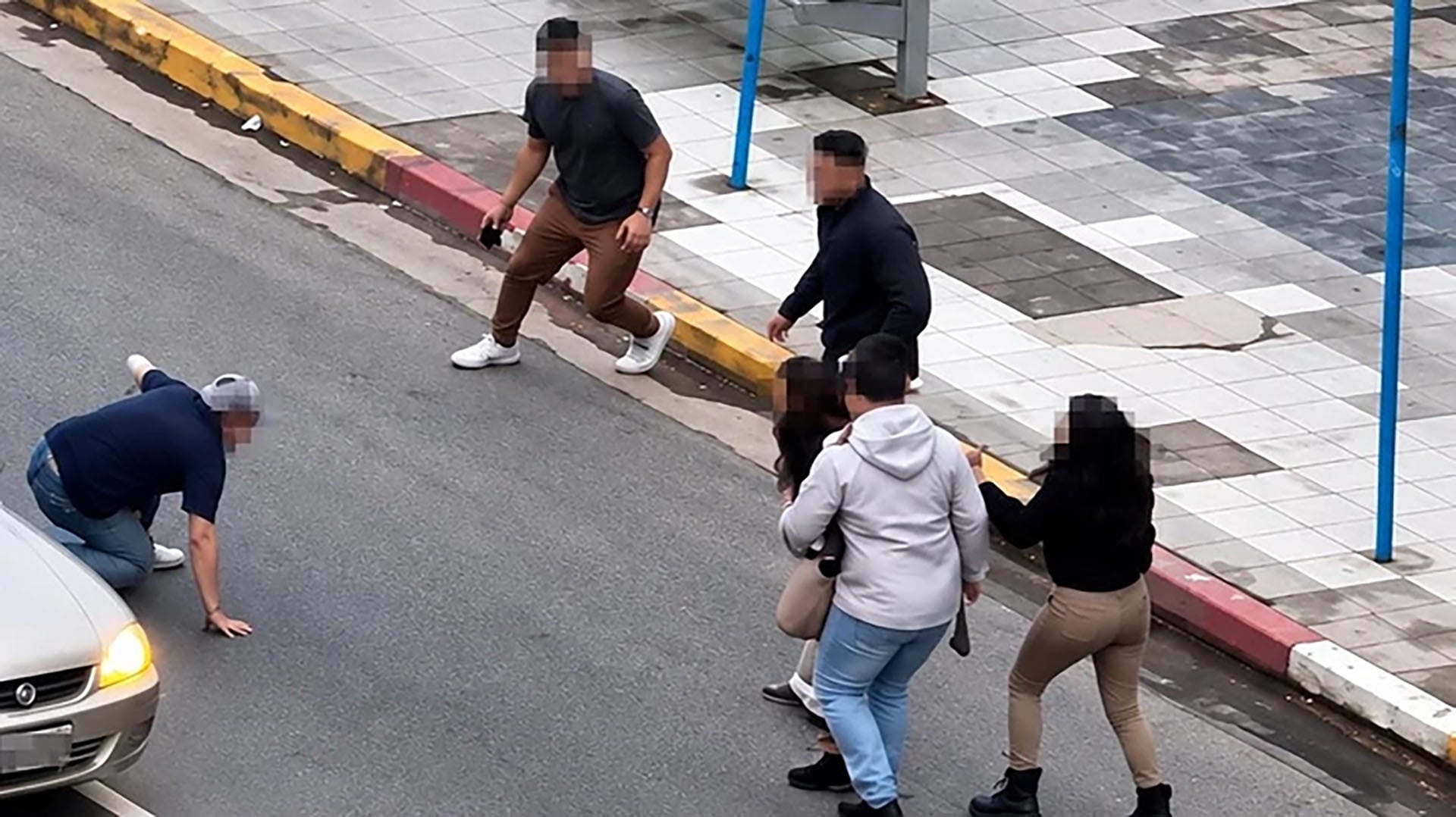 Uno de los jóvenes terminó en el piso y recibió golpes y patadas mientras varias chicas gritaban e intentaban separar a los involucrados