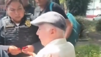 Elementos de la Secretaría de Seguridad Ciudadana de la Ciudad de México trasladaron al detenido tras ser retenido por clientes de un supermercado en Azcapotzalco. Crédito: Especial