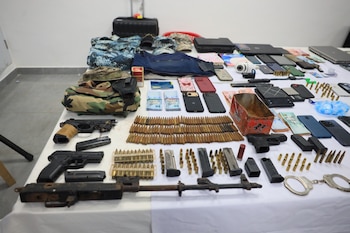 Durante el operativo se incautaron 20 armas de fuego, incluidos dos fusiles AR-15 multicalibre, pistolas de alto poder y gran cantidad de municiones./ (Redes Diego Pesqueira)