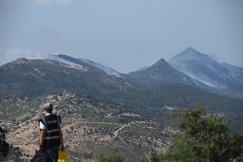 Vista del incendio de la sierra oeste de la Comunidad de Madrid desde la localidad de Robledo de Chavela, este sábado. (EFE/Fernando Villar)
