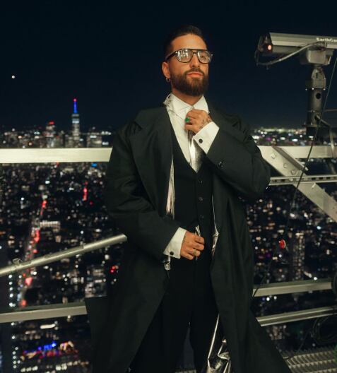 La presencia de detalles metálicos, texturas brillantes y accesorios llamativos caracteriza las apariciones recientes del artista (@maluma/IG)