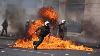 Tensión en Grecia: policías y manifestantes se enfrentan en medio de la huelga general por el accidente de trenes que dejó 57 muertos
