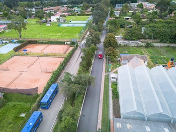 La intervención de 16 cuadras y 12.800 metros cuadrados de malla vial mejora la seguridad y el flujo vehicular cerca de la Universidad Udca y 11 colegios privados - crédito Unidad de Mantenimiento Vial (UMV)