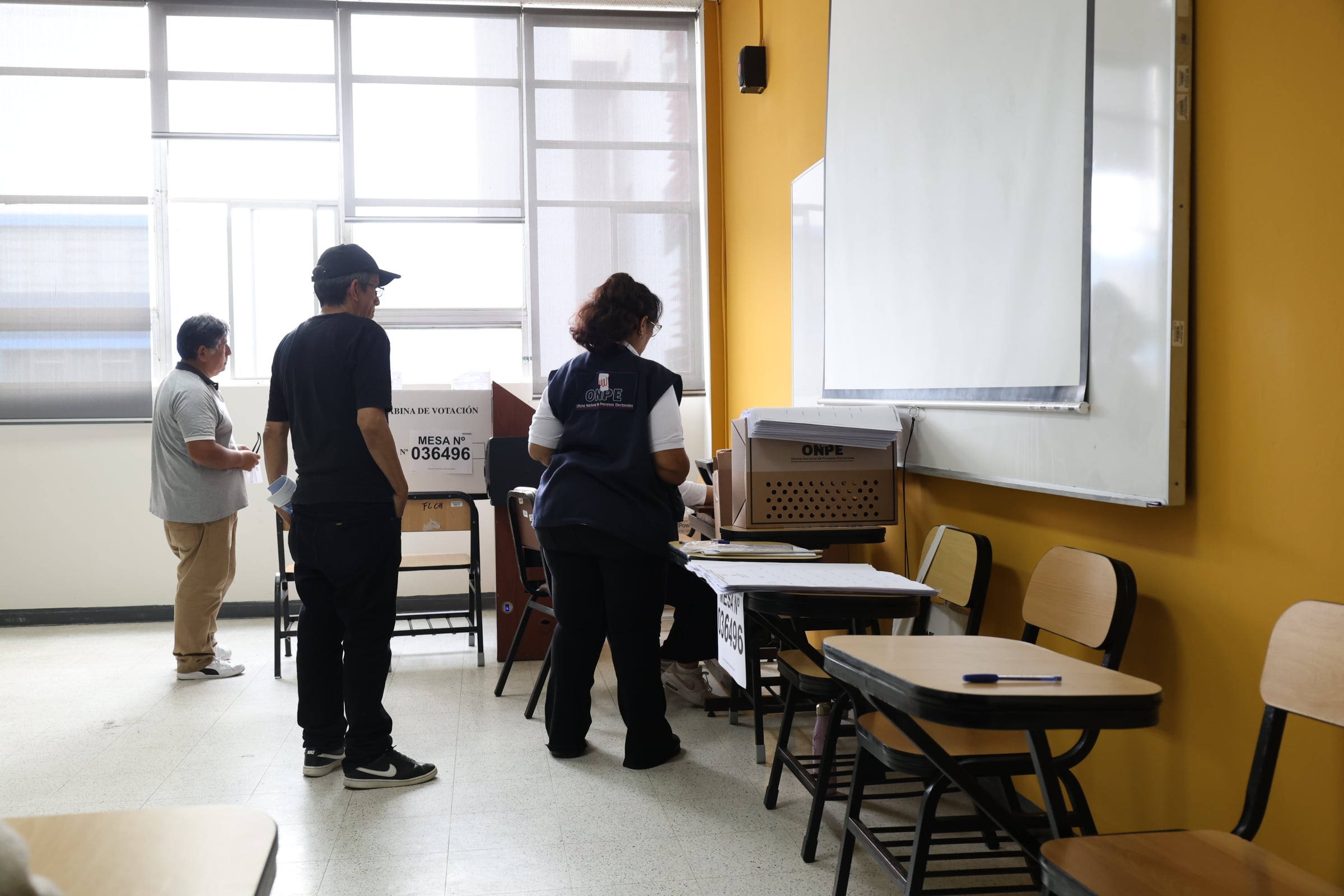 Miembros de mesa de la ONPE preparan el material electoral en la UNMSM, enfrentando demoras significativas debido a la falta de insumos, afectando el inicio de la jornada electoral para las Elecciones 2026. (Paula Díaz Elizalde)