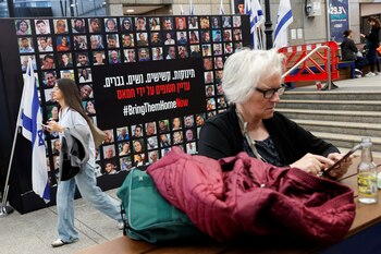 Una mujer pasa junto a