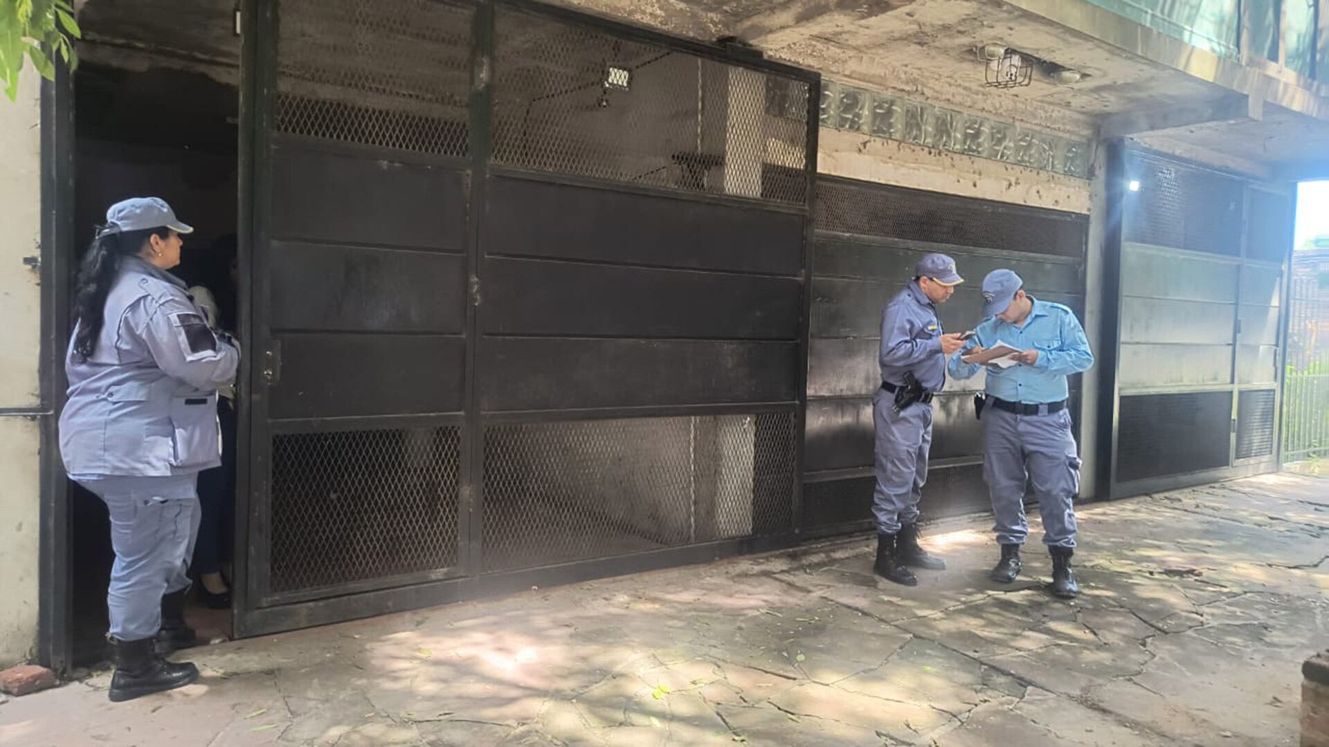 Los policías chaqueños en la entrada de la propiedad (Crédito: Edgardo Aguirre)