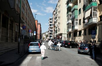 Personal médico con trajes protectores